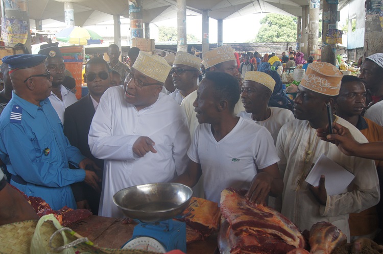 image Structure des prix / Le Vice président Djaffar a fait une descente au marché de Volo-Volo